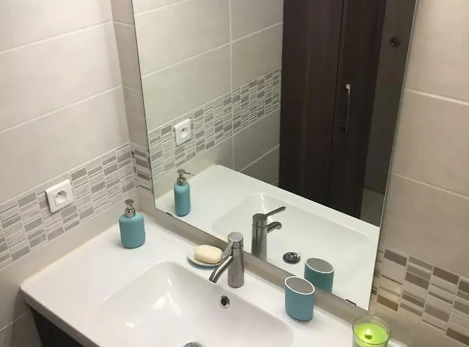 Les Meubles De Luchon - La Perle Bleue - Centre Luchon, Beau T2, 2 A 4 Personnes, Wifi