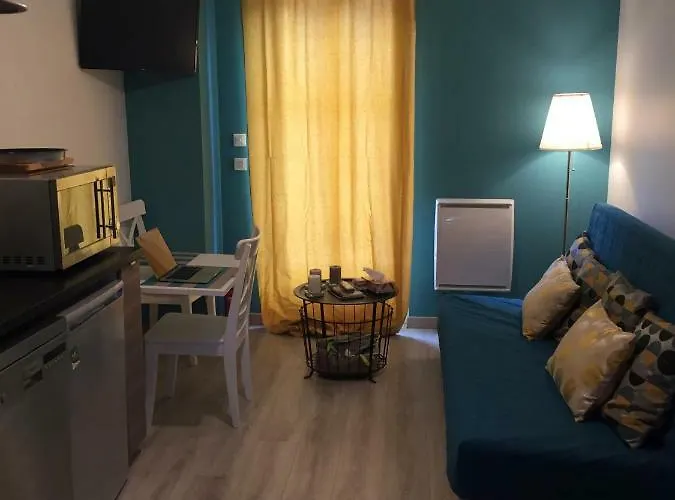 Les Meubles De Luchon - La Perle Bleue - Centre Luchon, Beau T2, 2 A 4 Personnes, Wifi * Bagnères-de-Luchon