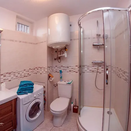 Les Meubles De Luchon - La Perle Bleue - Centre Luchon, Beau T2, 2 A 4 Personnes, Wifi * Bagnères-de-Luchon